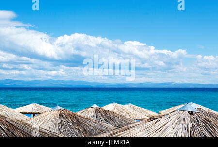 Stroh Sonnenschirme am Strand mit Blick aufs Meer Stockfoto