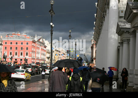 Menschen auf der Straße im St.Petersbutg - Russland Stockfoto