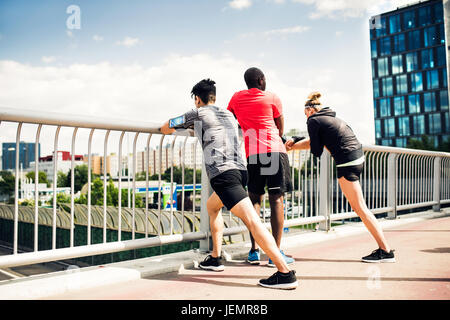 Junge Läufer in der Stadt ruhen auf einer Brücke. Stockfoto