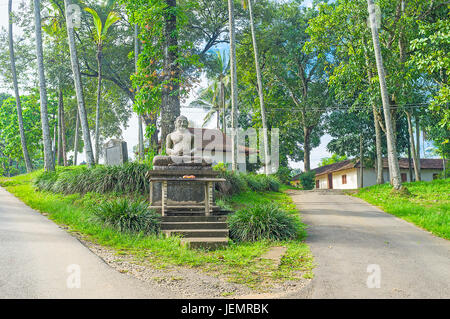 Die alte steinerne Statue des Buddha meditieren, im Garten, gleich neben der historischen Vihara buddhistische Tempel, Pilimathalawa, Sri Lanka Stockfoto