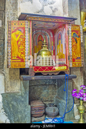 PILIMATHALAWA, SRI LANKA - 11. November 2016: Details des Interieurs des historischen Vihara buddhistischer Tempel - das kleine bemalte Regal mit Reliquien, auf Nein Stockfoto