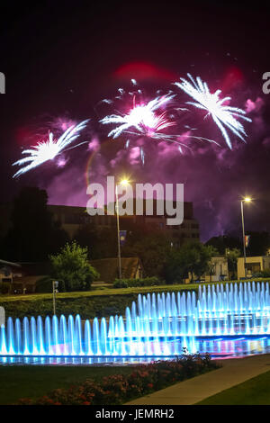 Leuchtend buntes Feuerwerk über der Stadt Wasser Brunnen während der internationale Feuerwerk-Festival in Zagreb, Kroatien. Stockfoto