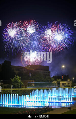 Leuchtend buntes Feuerwerk über der Stadt Wasser Brunnen während der internationale Feuerwerk-Festival in Zagreb, Kroatien. Stockfoto