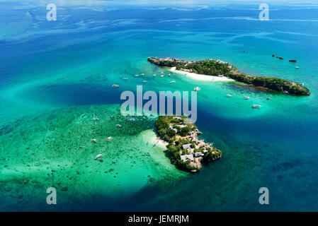 Luftaufnahme der wunderschönen Bucht in tropischen Insel mit sehr weißen Sand. Die Insel Boracay, Philippinen. Stockfoto