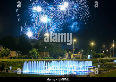 Leuchtend buntes Feuerwerk über der Stadt Wasser Brunnen während der internationale Feuerwerk-Festival in Zagreb, Kroatien. Stockfoto