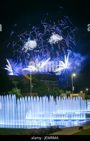 Leuchtend buntes Feuerwerk über der Stadt Wasser Brunnen während der internationale Feuerwerk-Festival in Zagreb, Kroatien. Stockfoto
