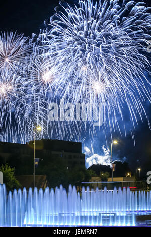Leuchtend buntes Feuerwerk über der Stadt Wasser Brunnen während der internationale Feuerwerk-Festival in Zagreb, Kroatien. Stockfoto