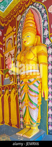 PAMUNUWA, SRI LANKA - 29. November 2016: die stehende Buddha-Statue, zeigt die Geste der Furchtlosigkeit, befindet sich in der Bild-Haus der Pamunuwa Te Stockfoto