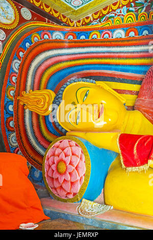 PAMUNUWA, SRI LANKA - 29. November 2016: der Kopf der Statue des liegenden Buddha in Pamunuwa buddhistischen Tempel mit hellen Lotusblume auf dem p Stockfoto