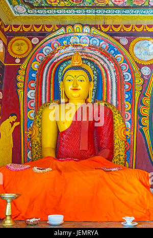 PAMUNUWA, SRI LANKA - 29. November 2016: die große Statue des meditieren Buddha in Pamunuwa buddhistischen Tempel mit bunten Muster auf der Wand-beh Stockfoto