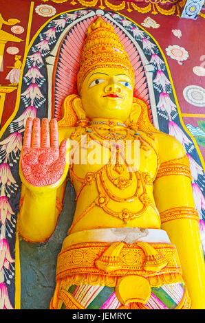 PAMUNUWA, SRI LANKA - 29. November 2016: Die bunten Statue von Lord Buddha in Pamunuwa buddhistischen Tempel zeigt Abhayamudra - die Geste des fearlessnes Stockfoto