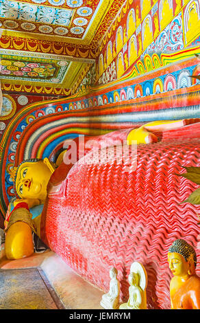 PAMUNUWA, SRI LANKA - 29. November 2016: die Statue des liegenden Buddha im Bild Haus Pamunuwa buddhistischen Tempels, umgeben von bunten wa Stockfoto