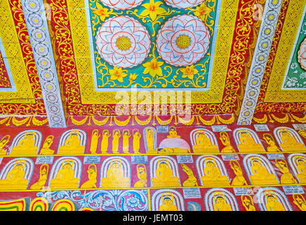 PAMUNUWA, SRI LANKA - 29. November 2016: die hellen Wände und decken in Pamunuwa buddhistischen Tempel, bedeckt mit floralen Mustern und Bildern der Medita Stockfoto