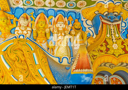 PAMUNUWA, SRI LANKA - 29. November 2016: die bunten Drachenkopf über dem Eingang zum Pamunuwa-Tempel, der Drache Arch (Makara Thorana) dekoriert Stockfoto