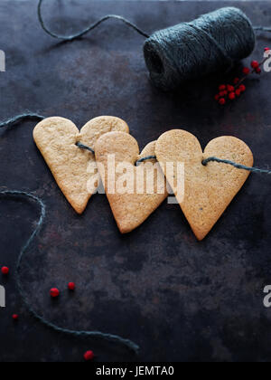 Cookies auf Zeichenfolge in Herzform Stockfoto