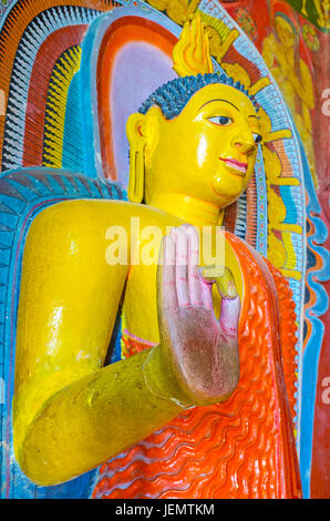 UDUNUWARA, SRI LANKA - 29. November 2016: die Statue von Lord Buddha mit Abhaya Mudra (Geste der Furchtlosigkeit) im Heiligtum von Garagha in Embekka Dewal Stockfoto