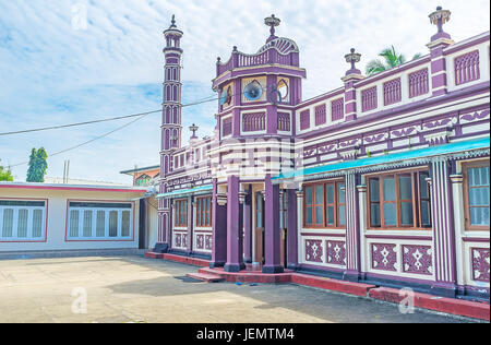 Die Moschee von Al Manar College, eines der ältesten islamischen Schulen in Sri Lanka, das Gebäude ist mit bunten Mustern verziert und Minarette aus Stockfoto