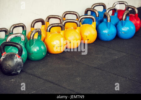 Nahaufnahme der Gewichte im Fitnessstudio Stockfoto