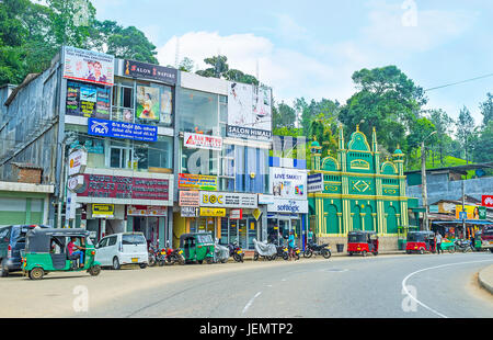 PUSSELAWA, SRI LANKA - 29. November 2016: die städtische Straße von der kleinen Stadt, versteckt unter den Hektar großen Teeplantagen, am 29. November im Pusselawa. Stockfoto