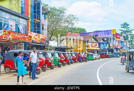 PUSSELAWA, SRI LANKA - 29. November 2016: die Stadt, gelegen, zwischen den Teeplantagen, so dass die zahlreichen Tuk-Tuks bereit, Touristen, auf Nr. Stockfoto