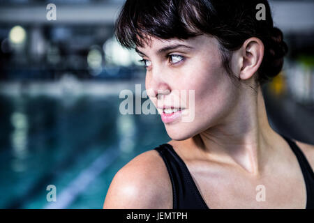 Porträt einer Frau Schwimmer wegschauen Stockfoto