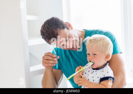 Vater und Sohn zusammen Zähne putzen Stockfoto