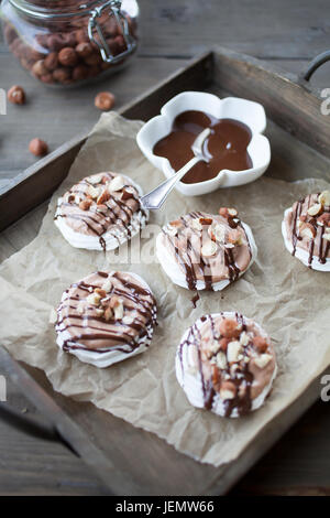 Mini Pavlova mit Haselnuss-Creme und Schokolade Stockfoto