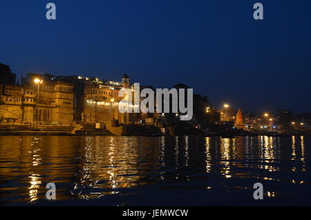 Nacht-Licht-Reflektionen in den Ganges in Varanasi, Indien Stockfoto