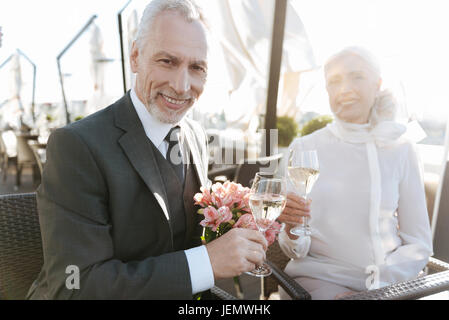 Porträt von eleganten Mann, lächelnd rätselhaft Stockfoto