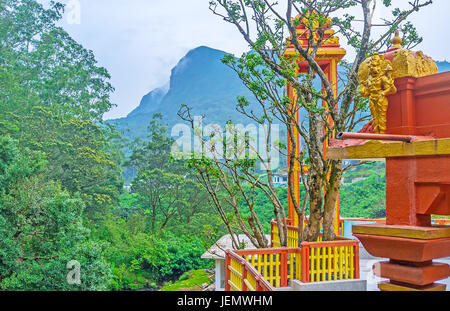 Der Turm von Seetha Amman Tempel hinter dem Baum, umgeben von nebligen Bergen, Nuwara Eliya, Sri Lanka. Stockfoto