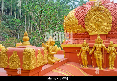 Die goldenen Skulpturen von Hindu-Götter Rama, Sita und Lakshmi bei der rote Vimana Turm von Seetha Amman Tempel befindet sich in Seetha Eliya Dorf Nuwara Eli Stockfoto