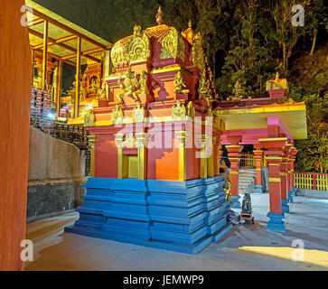 Der malerische Blick auf Seetha Amman Tempel in hellen Abend Lichter, Nuwara Eliya, Sri Lanka. Stockfoto