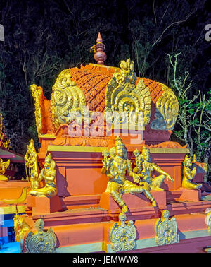 Der malerische Vimana Turm der Seetha Amman Tempel mit zahlreichen Skulpturen von Hindu-Gottheiten in hellen Abend Lichter, Nuwara Eliya, Sri Lanka. Stockfoto