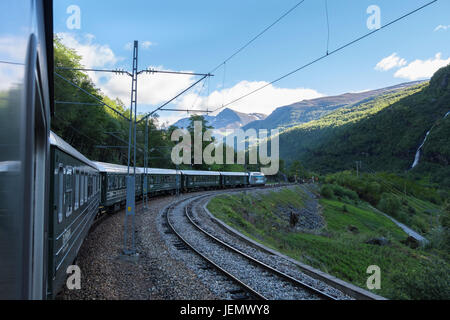 Flamsbana oder Flam Railway Zug in einer Kurve im malerischen Tal Flåmsdalen. Aurland, Norwegen, Skandinavien, Europa Stockfoto