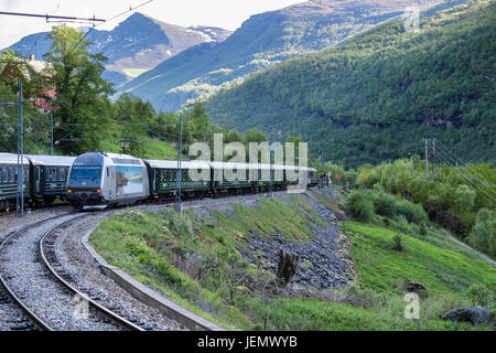 Flambana oder Flam Railway Doppellinie Markierung auf einer Kurve im Tal Flåmsdalen vorbeifahrenden Zügen. Berekvam, Aurland, Norwegen, Skandinavien, Europa Stockfoto