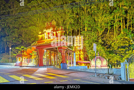 Die Fassade des berühmten Seetha Eliya Tempel in Abend Lichter, Nuwara Eliya, Sri Lanka. Stockfoto