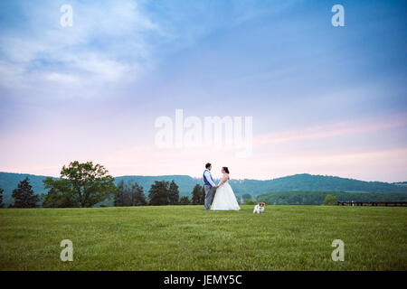 Rustikale Landschaft Hochzeitsfeier auf der Wolfsgrube Farm, Gordonsville, Virginia, USA. Stockfoto