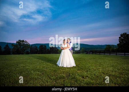 Rustikale Landschaft Hochzeitsfeier auf der Wolfsgrube Farm, Gordonsville, Virginia, USA. Stockfoto