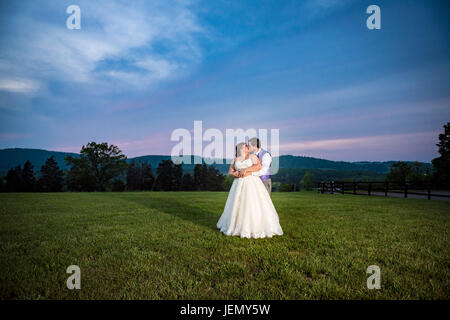 Rustikale Landschaft Hochzeitsfeier auf der Wolfsgrube Farm, Gordonsville, Virginia, USA. Stockfoto