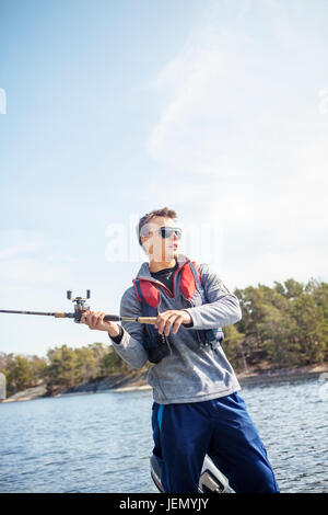 Junger Mann Angeln Stockfoto