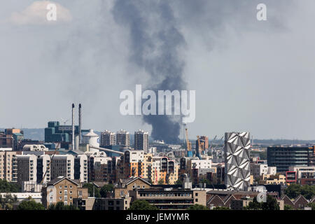 London, UK. 26. Juni 2017. Schwarzer Rauch steigt von einem großen Feuer in einem Auto Lagerplatz auf Fähre Lane, Rainham, East London. Sechs Feuerwehrfahrzeuge und 30 Feuerwehrmänner kämpfen derzeit die Feuersbrunst. Bildnachweis: Guy Corbishley/Alamy Live-Nachrichten Stockfoto