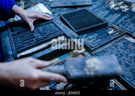 (170626)--SHAOYANG, 26. Juni 2017 (Xinhua)--erben Xiao Shihua behebt den Druck Rahmen in Zhulin Village, Tantou Town der zentralen chinesischen Provinz Hunan, 25. Juni 2017. Xiao Shihua, geboren 1971, studierte bewegliche Art Druck in der Leitung von seinem Vater in seiner Jugend. Movable Type Holzschnitt der Tantou Stadt begann seine gedeihen Periode in Ming Dynasty(1368-1644) bei der Verwendung der Stammbaum drucken und landwirtschaftliche Themen und allmählich verblasst mit der Entwicklung von Computer- und Offsetdruck.  (Xinhua/Zeng Yong) (Zwx) Stockfoto