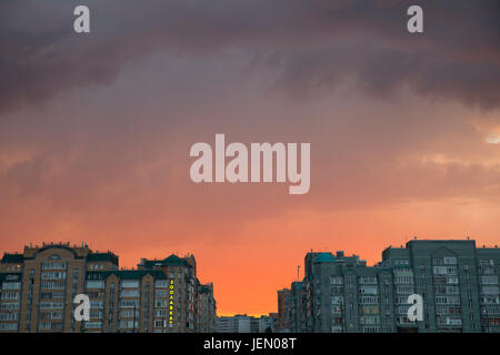 Kazan, Russland. 21. Juni 2017. Wohn Buiding und moderne Hochhäuser gegen den orangefarbenen Himmel Sonnenuntergang über einen leeren Parkplatz am Kazan Arena Stadion in Kazan, Russland, 21. Juni 2017 ersichtlich. Die achte einwohnerstarkste Stadt an der Wolga ist einige 800 Straßenverlauf aus Moskau und ein wichtiges Zentrum des russischen Islam und einem bedeutenden Ort für Kultur, Wissenschaft und Wirtschaft sowie ein Transport-Hot-Spot. Foto: Christian Charisius/Dpa/Alamy Live News Stockfoto