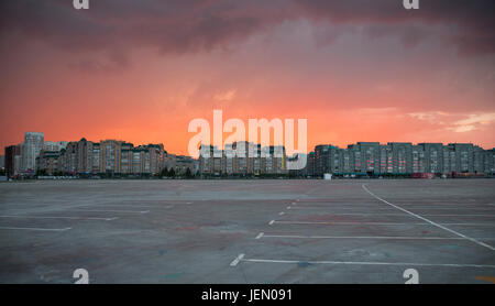 Kazan, Russland. 21. Juni 2017. Wohn Buiding und moderne Hochhäuser gegen den orangefarbenen Himmel Sonnenuntergang über einen leeren Parkplatz am Kazan Arena Stadion in Kazan, Russland, 21. Juni 2017 ersichtlich. Die achte einwohnerstarkste Stadt an der Wolga ist einige 800 Straßenverlauf aus Moskau und ein wichtiges Zentrum des russischen Islam und einem bedeutenden Ort für Kultur, Wissenschaft und Wirtschaft sowie ein Transport-Hot-Spot. Foto: Christian Charisius/Dpa/Alamy Live News Stockfoto