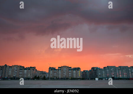 Kazan, Russland. 21. Juni 2017. Wohn Buiding und moderne Hochhäuser gegen den orangefarbenen Himmel Sonnenuntergang über einen leeren Parkplatz am Kazan Arena Stadion in Kazan, Russland, 21. Juni 2017 ersichtlich. Die achte einwohnerstarkste Stadt an der Wolga ist einige 800 Straßenverlauf aus Moskau und ein wichtiges Zentrum des russischen Islam und einem bedeutenden Ort für Kultur, Wissenschaft und Wirtschaft sowie ein Transport-Hot-Spot. Foto: Christian Charisius/Dpa/Alamy Live News Stockfoto