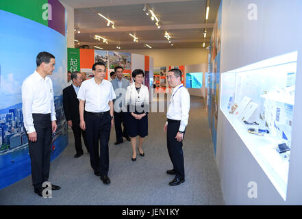 Peking, China. 25. Juni 2017. Der chinesische Ministerpräsident Li Keqiang besucht eine Ausstellung die erreichten Erfolge in Hongkong seit der Rückkehr in die Heimat im Jahr 1997 in Peking, Hauptstadt von China, 25. Juni 2017-profiling. Bildnachweis: Zhang Ling/Xinhua/Alamy Live-Nachrichten Stockfoto