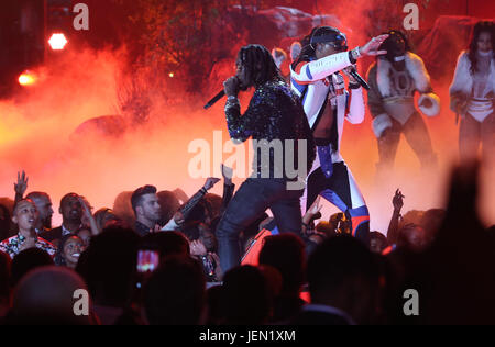 LOS ANGELES, CA - 25 Juni: Migos bei BET Awards 17 Show in der Microsoft-Theater in Los Angeles, Kalifornien am 25. Juni 2017. Bildnachweis: Faye lernen/MediaPunch Stockfoto