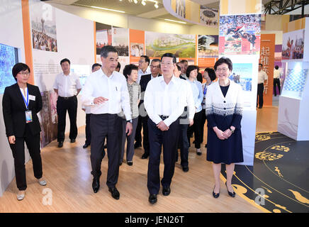 (170626)--Peking, 26. Juni 2017 (Xinhua)--chinesische Vize Premier Zhang Gaoli (2. R Front) besucht eine Ausstellung die erreichten Erfolge in Hongkong seit der Rückkehr in die Heimat im Jahr 1997 in Peking, Hauptstadt von China, 26. Juni 2017-profiling. (Xinhua/Zhang Duo) (Zwx) Stockfoto