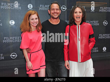 München, Deutschland. 24. Juni 2017. Schauspieler Josefine Preuss (L-R), Moritz Bleibtreu und Iris Berben ankommen auf dem Filmfest München für die Premiere des deutschen öffentlich-rechtlichen ZDF neue TV-Serie "Verbrechen" ("Verbrechen") in München, Deutschland, 24. Juni 2017. Foto: Ursula Düren/Dpa/Alamy Live News Stockfoto