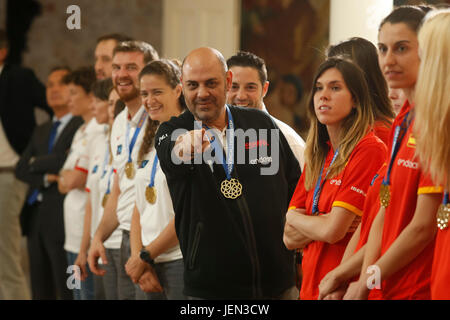 Madrid, Spanien. 26. Juni 2017. Spanische Frauen «s Basketballtrainer Lucas Mondelo Moncloa Palace nach ihrem Sieg beim European Competition in Madrid, am Montag, 26. Juni 2017. Bildnachweis: Gtres Información Más lokalen auf line,S.L./Alamy Live News Stockfoto